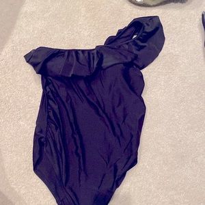 BLACK ONE SHOULDER RUFFLE MATERNITY BATHING SUIT!